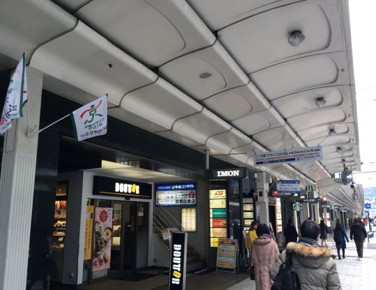 商店街も京都マラソン色に！横断幕・ＰＲフラッグを掲出します。